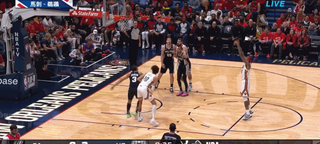 正装出席！锡安身穿西装佩戴大“金饼”项链场边观战