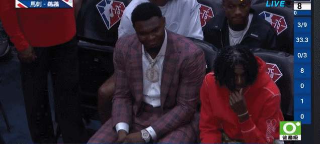 正装出席！锡安身穿西装佩戴大“金饼”项链场边观战