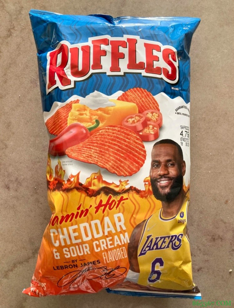 詹姆斯拍广告笑逐颜开：我的薯片出了新口味 我还没告诉浓眉呢~