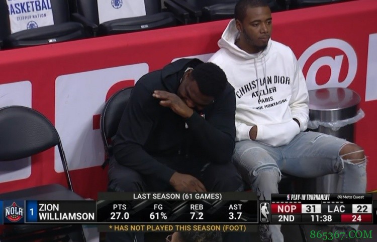 搁这笑啥呢？转播镜头拍到锡安在场边捂嘴偷笑