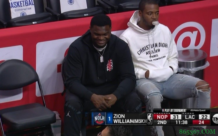 搁这笑啥呢？转播镜头拍到锡安在场边捂嘴偷笑