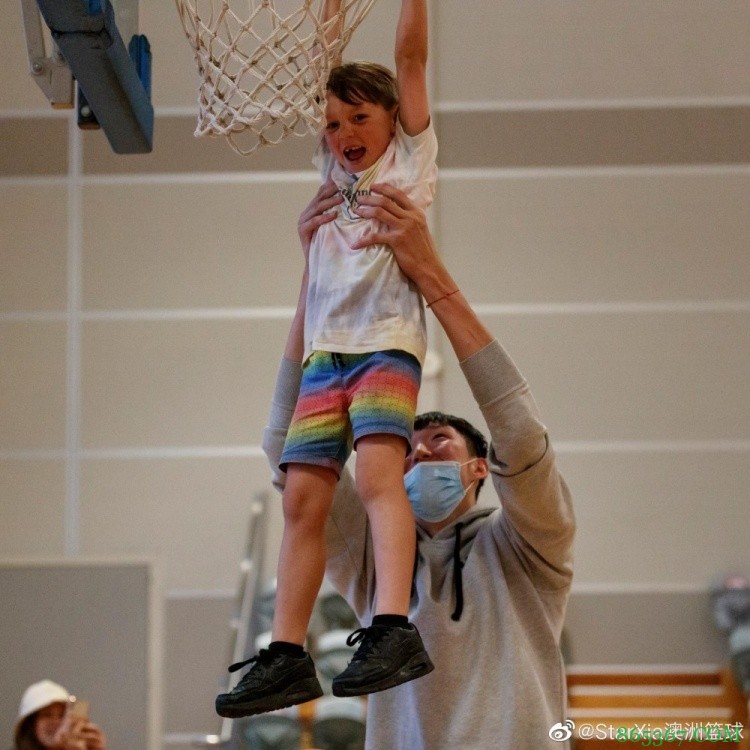 周琦参加凤凰队假期训练营 与小球迷合影&高举小球迷完成扣篮