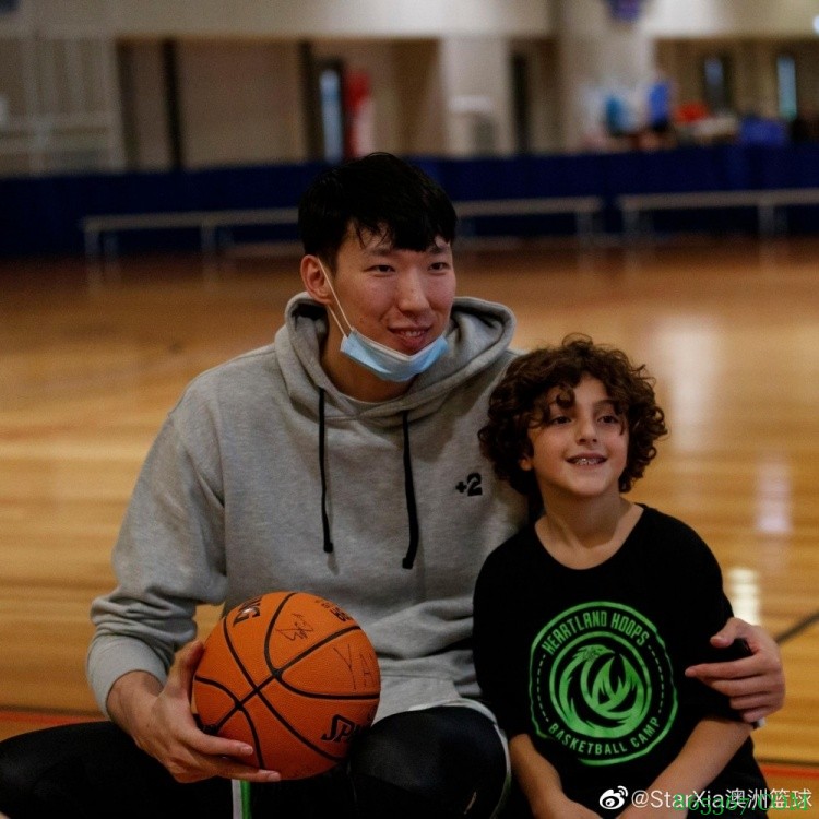周琦参加凤凰队假期训练营 与小球迷合影&高举小球迷完成扣篮