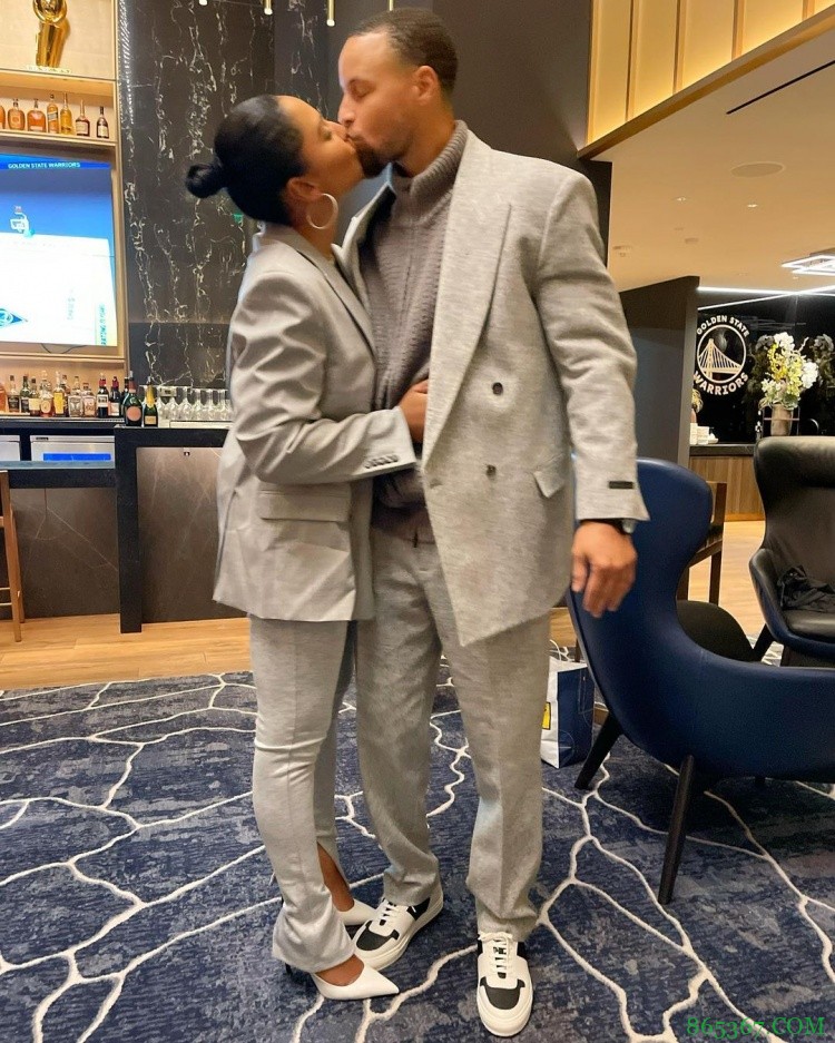 狗粮暴击！！阿耶莎晒与库里合照 两人亲亲搂搂抱抱