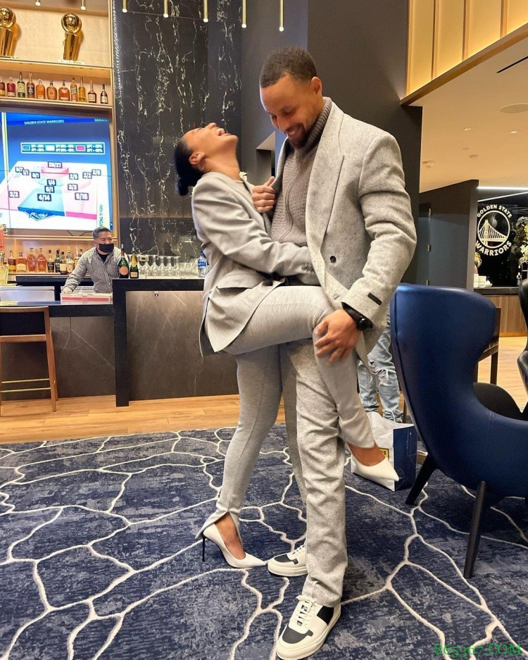 狗粮暴击！！阿耶莎晒与库里合照 两人亲亲搂搂抱抱