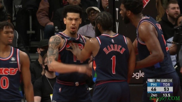 丹尼-格林抱怨判罚被吹技犯 哈登&恩比德赶忙上前劝住