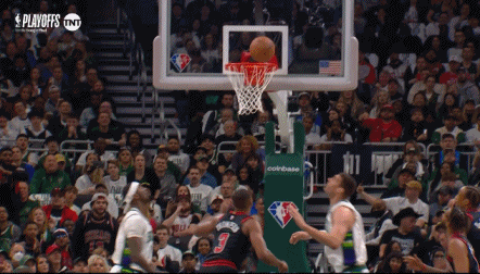 波蒂斯篮板争抢被TT打到眼部 鲜血横流