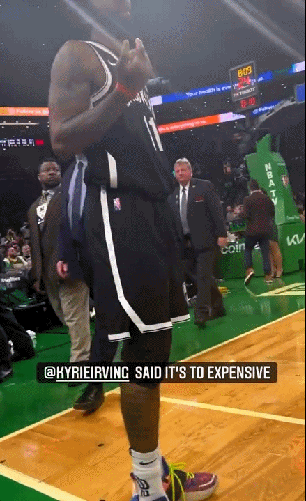 今天没上当!球迷想让欧文喷垃圾话 后者做出“太贵了”的手势