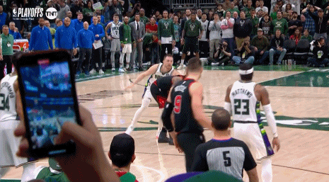 太强了!德罗赞迎着字母哥长臂拉杆命中拿下季后赛生涯新高41分