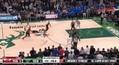 字母哥抢到进攻篮板 篮下强打撞飞卡鲁索被吹进攻犯规