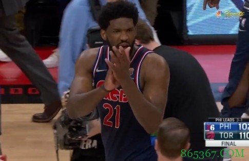 不满判罚！恩比德赛后朝本场三位裁判做出鼓掌的讽刺动作