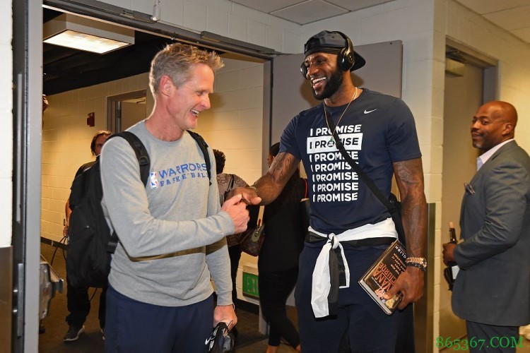 季后赛让水花普尔一起出场？科尔：得看看 毕竟要防詹 哦今年不用