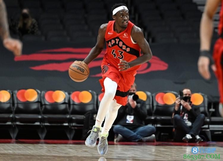 西卡谈恩比德推搡:季后赛是最高水平的比赛 这些都是假强硬