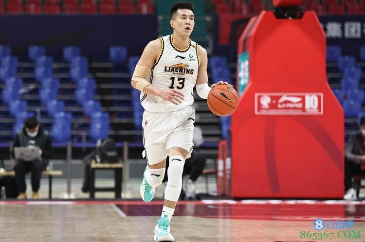 游刃有余!郭艾伦全场21中11 得到24分7板4助攻2抢断