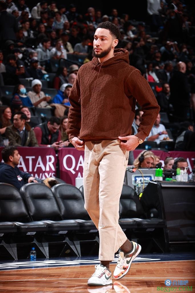 名记：此前腰间盘突出的西蒙斯目前已经没有疼痛感了