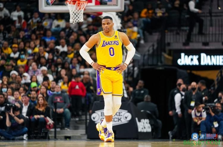 狗爷:威少永远不该去坐冷板凳 湖人那个教练根本不尊重他!