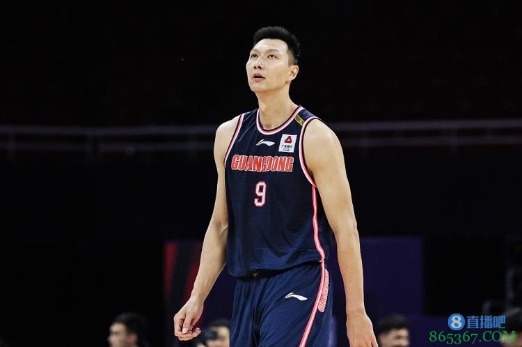 媒体人:易建联在首战拉伤 没人能躲过退役但决定权应在球员手中