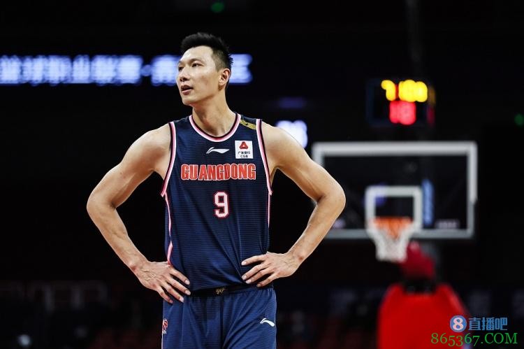 媒体人:易建联在首战拉伤 没人能躲过退役但决定权应在球员手中