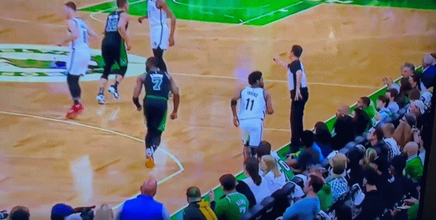 ?不愧是你们!波士顿媒体调侃欧文本场数据:10分0竖中指