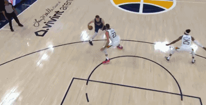 末节还剩39秒时命中关键三分！詹姆斯吹东契奇：卢卡！！??