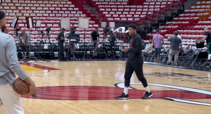 氛围融洽!赛前杰伦-布朗与洛瑞拥抱致敬 两人聊得十分开心