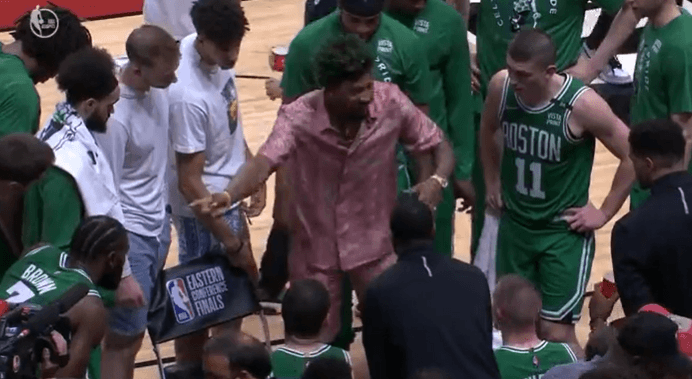 领导力！本场因伤缺战的斯玛特暂停期间激情指导队友！