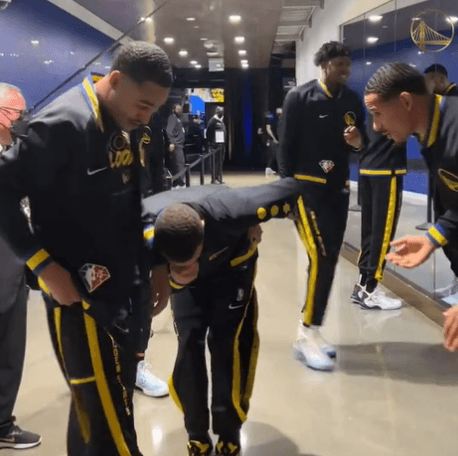 ?三个演员一台戏！赛前库里、普尔和安德森在球员通道内乱舞