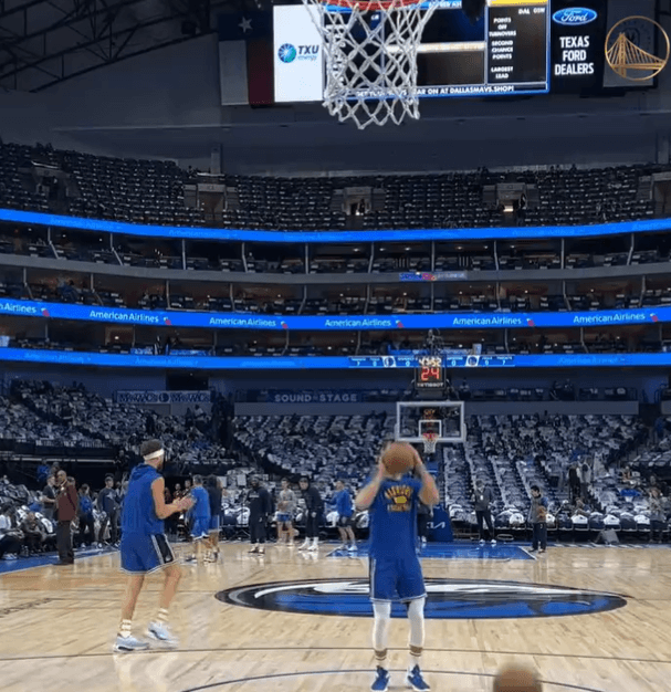 金州拉文来了！库里赛前罚球线附近抛球 空接完成挂筐背扣！