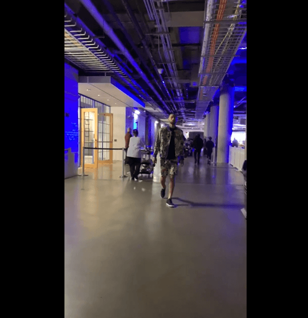 他来了！库里赛前身穿花纹套装入场 手里拎着一个保温杯