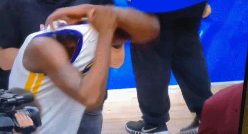 追梦将“原味”球衣送给49人外接手迪波-萨缪尔 两人相拥致意