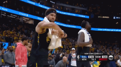 停不下来!克莱、追梦场边跳舞庆祝勇士杀入总决赛!