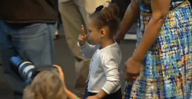 放映室-库里首次总决赛屡次被她抢镜 你还记得当年的呆萌小莱莉吗