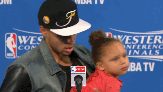 放映室-库里首次总决赛屡次被她抢镜 你还记得当年的呆萌小莱莉吗