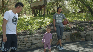 放映室-库里首次总决赛屡次被她抢镜 你还记得当年的呆萌小莱莉吗