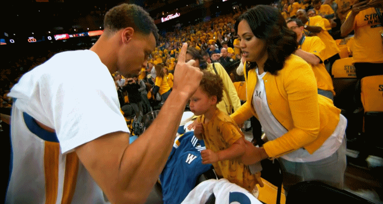 放映室-库里首次总决赛屡次被她抢镜 你还记得当年的呆萌小莱莉吗