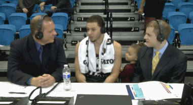 放映室-库里首次总决赛屡次被她抢镜 你还记得当年的呆萌小莱莉吗