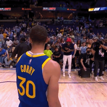 风度十足!莫兰特父亲赛后与库里、克莱拥抱 并致以祝贺