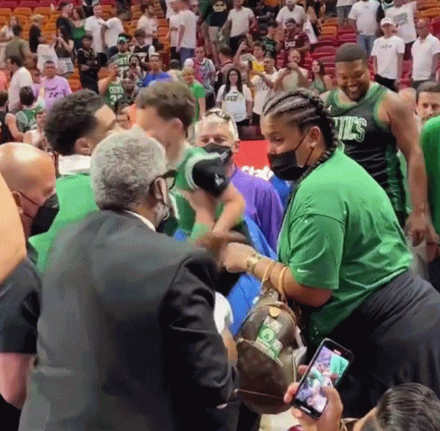 从小感受气氛！塔图姆带着Deuce接受球迷欢呼&与队友击掌