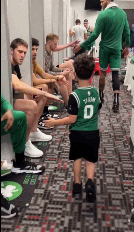 从小感受气氛！塔图姆带着Deuce接受球迷欢呼&与队友击掌