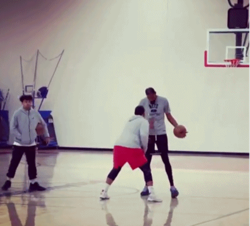 篮网媒体:杜兰特结束休假 已回到球馆开始训练