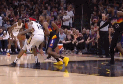 不甘心啊!莺歌手指受伤后 暂停时怒摔水瓶泄愤