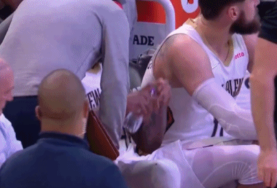 不甘心啊!莺歌手指受伤后 暂停时怒摔水瓶泄愤