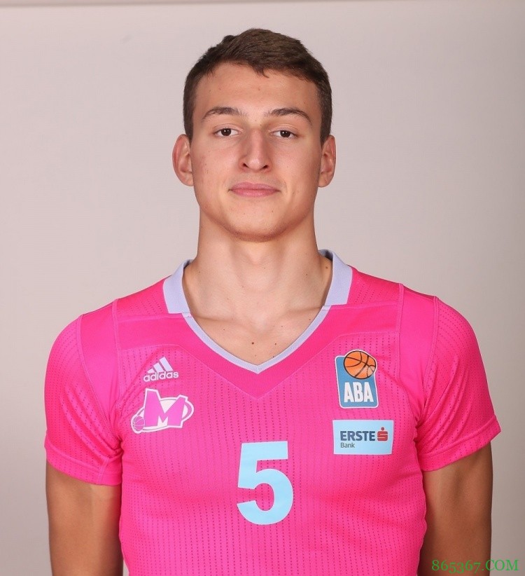 老被问到约基奇?约维奇:这OK的很有趣 打NBA我还需提高力量