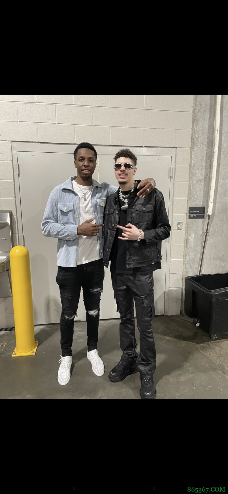 奥孔武晒与好友三球合照:永远是一家人?