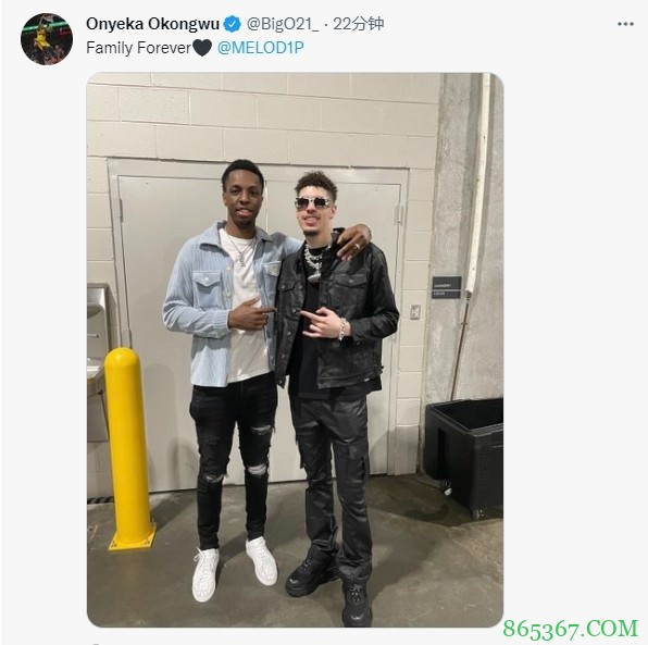 奥孔武晒与好友三球合照:永远是一家人?