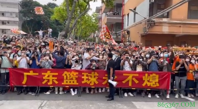 ?广东受到球迷夹道欢迎 威姆斯:感谢四年来这段精彩的旅程!