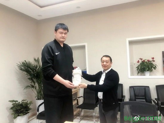 中国体育博物馆入藏姚明捐赠的签名运动鞋 并向他颁发了收藏证书