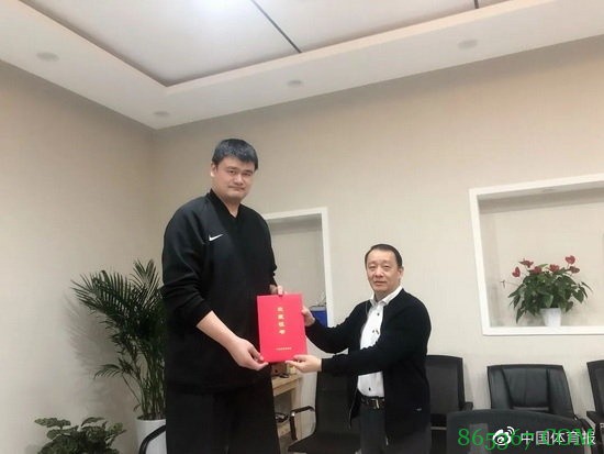 中国体育博物馆入藏姚明捐赠的签名运动鞋 并向他颁发了收藏证书