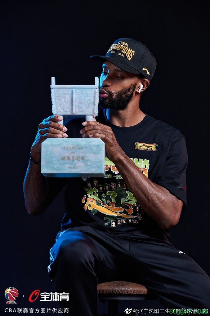 辽宁官博回应总冠军写真没有郭艾伦：没来得及拍