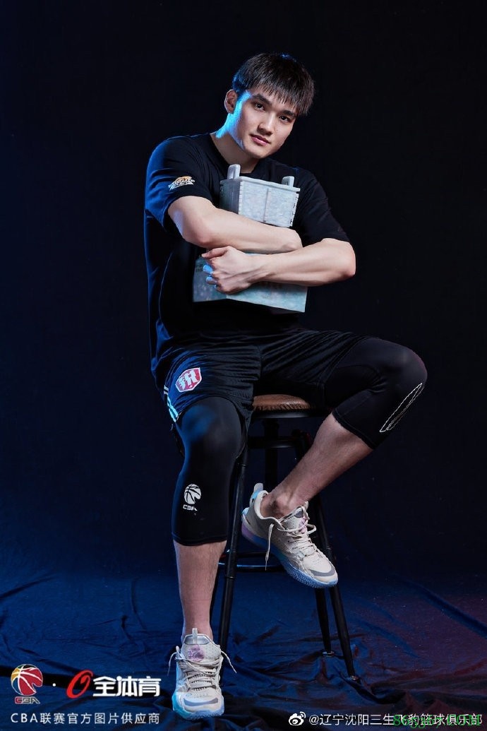 辽宁官博回应总冠军写真没有郭艾伦：没来得及拍